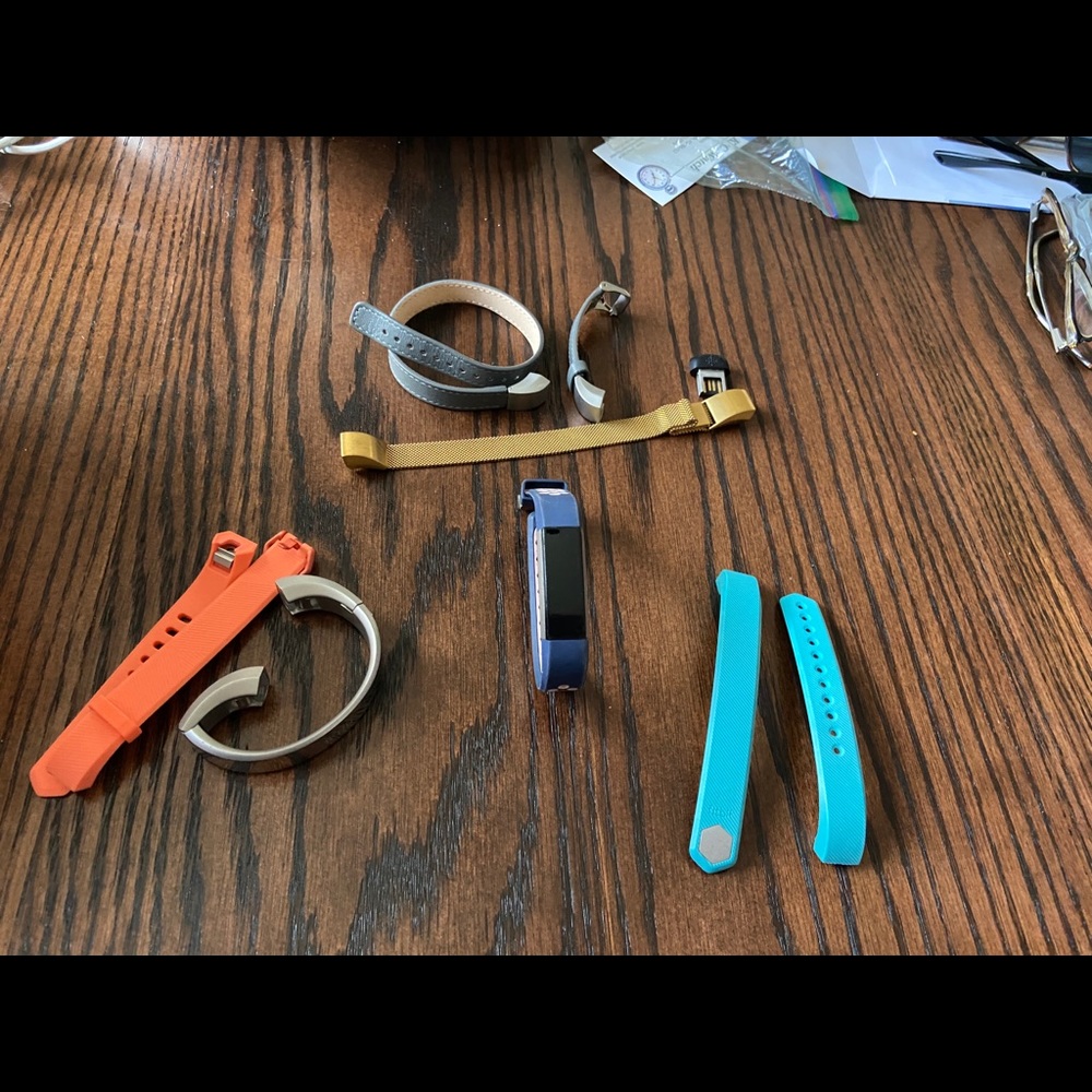 Lot of fitbit Alta watch & bands needs charger!